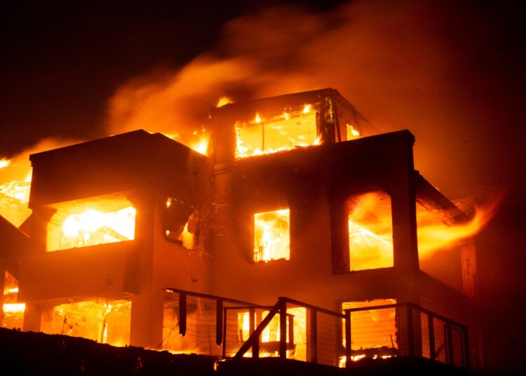 Zjarre masive në Los Angeles, digjen shtëpitë e yjeve të Hollivudit!