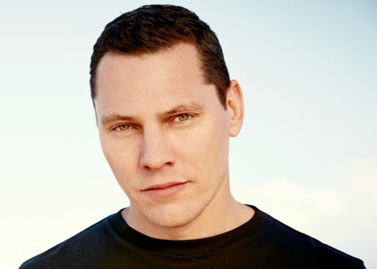 DJ Tiesto luan këngën e famshme shqiptare para mijëra vetëve! (VIDEO)