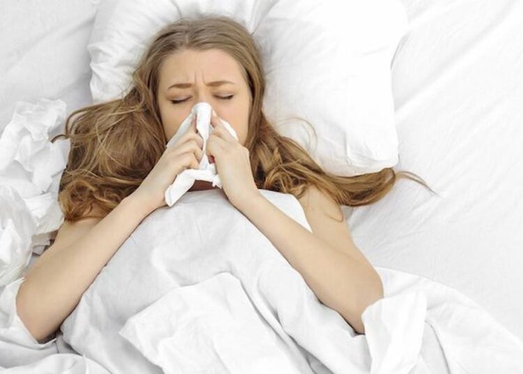 7 këshilla (jo) shumë serioze për t’i mbijetuar sezonit të virozave! 