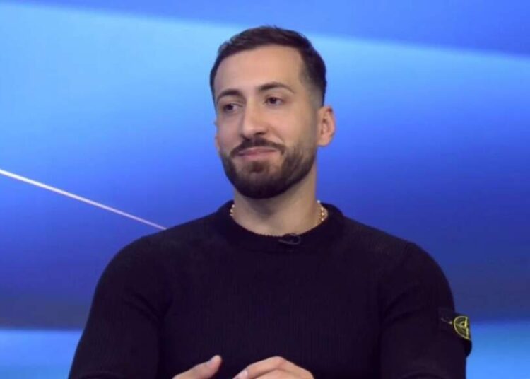 Pas aludimeve se është gay, Jozi tregon të vërtetën për djalin në fotot virale