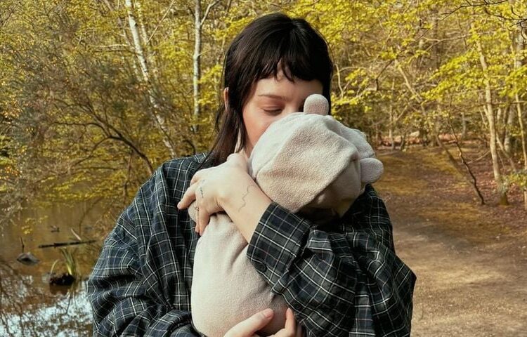 Pas një viti të vështirë, këngëtarja e njohur në pritje të ëmbël