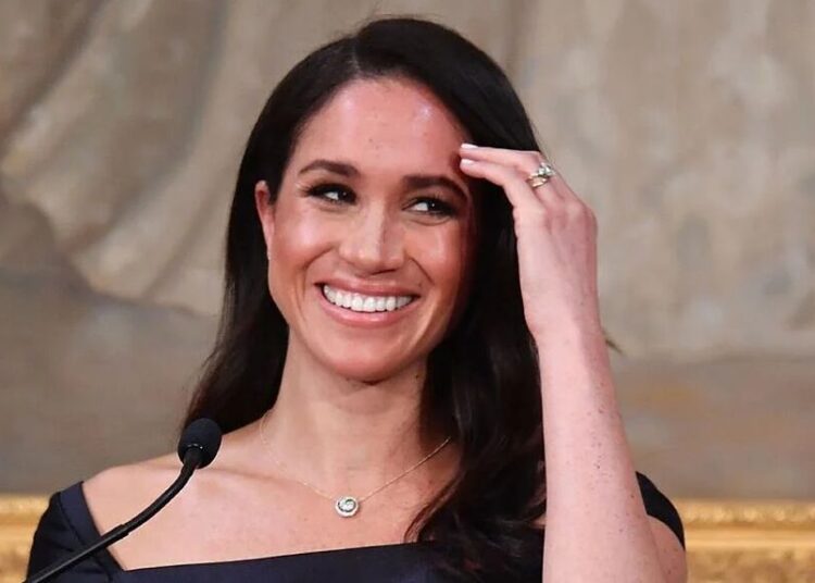 “Më fal, Harry”/Përqafimi i papritur i Meghan-it tronditi oborrin mbretëror!  