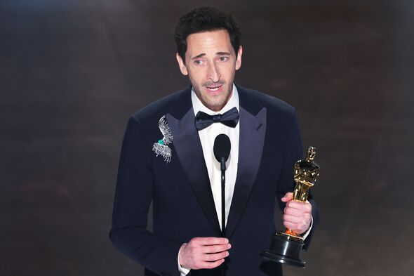 Pështyn çamçakëzin dhe ia hedh të dashurës, Adrien Brody lë nam në Oscar!