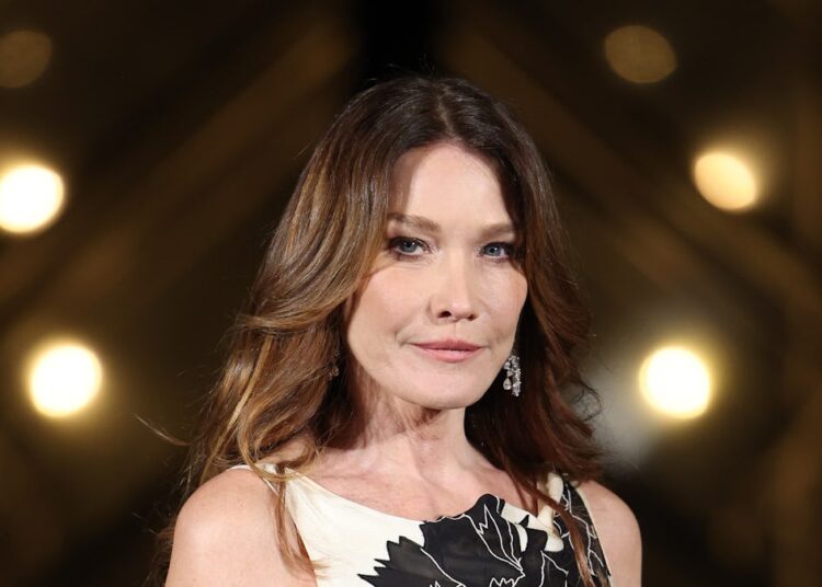 Carla Bruni rikthen një kryevepër të modës pas gati 30 vitesh!