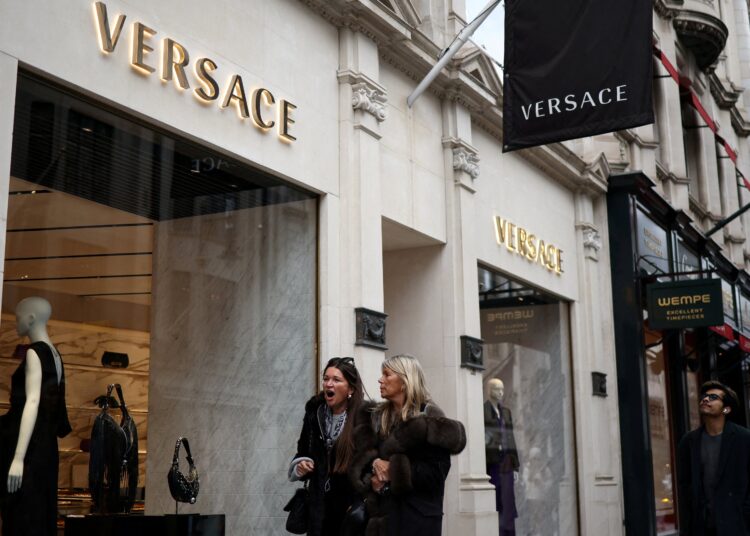 Revolucion në industrinë e modës, Prada blen rivalen e saj Versace