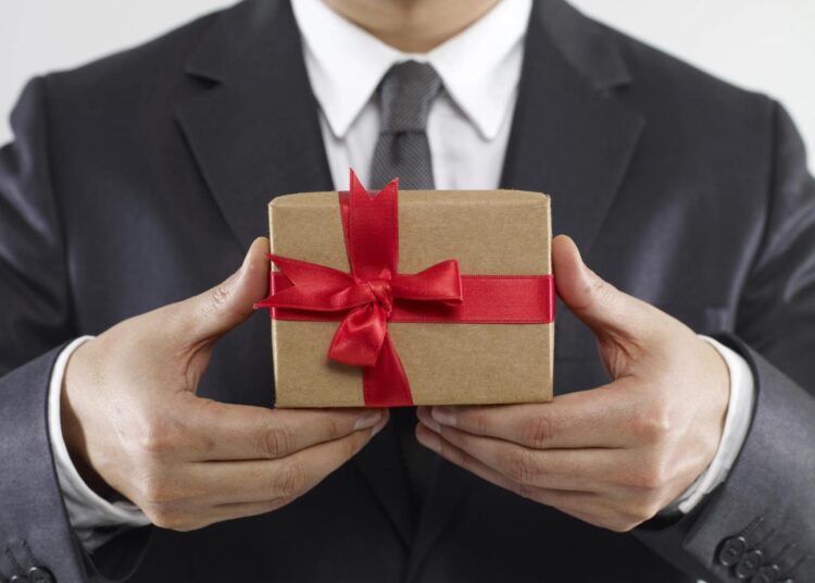 Nuk di çfarë t’i dhurosh shefit për ditëlindje? Ja 5 ide perfekte që nuk gabojnë kurrë!