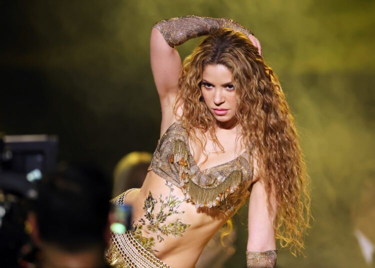 Shakira rrëzohet duke kërcyer në skenë, video bëhet virale