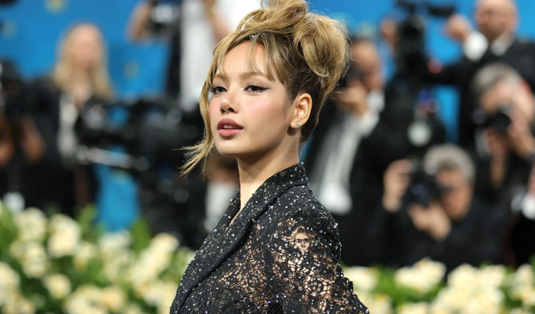 Veshja e saj skandalizoi Met Gala-n, ku gaboi ylli korean i K-popit?