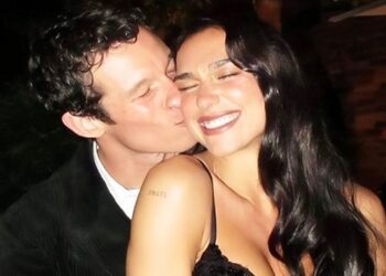 Dua Lipa pozon me fustan të bardhë mes lajmeve për dasmë me Callum Turner