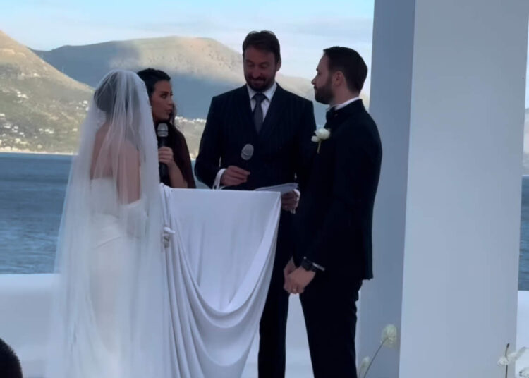 Këngëtarja e njohur thotë “po” në një ceremoni përrallore në jug të Shqipërisë