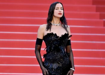 Irina Shayk si “Mjellma e zezë” merr vëmendjen në Festivalin e Kanës