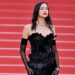 Irina Shayk si “Mjellma e zezë” merr vëmendjen në Festivalin e Kanës