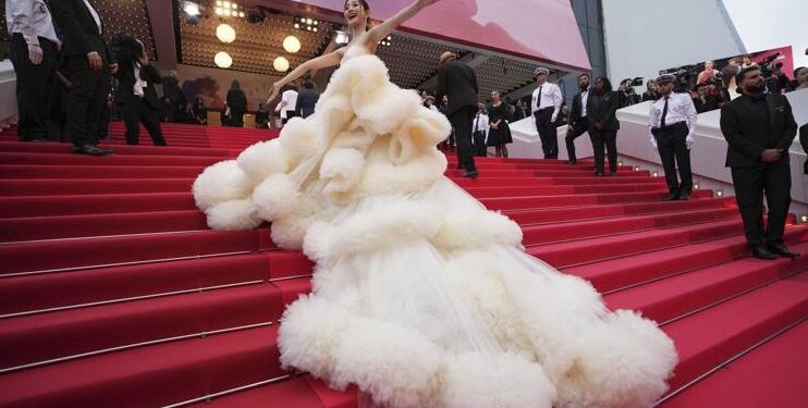 Bella Hadid, Irina Shayk, Heidi Klum… Yjet shkëlqejnë në tapetin e kuq në Kanë