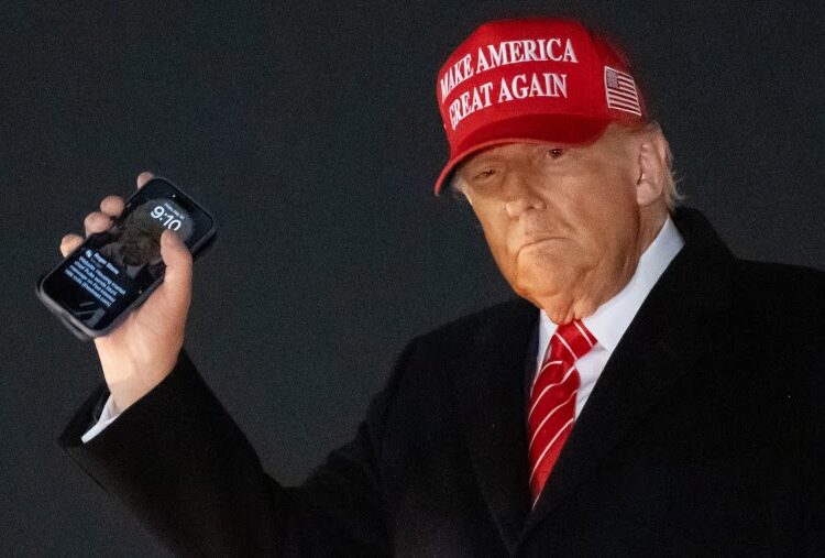 Nuk është Melania: Wallpaper-i i telefonit të Trump po çmend rrjetin!