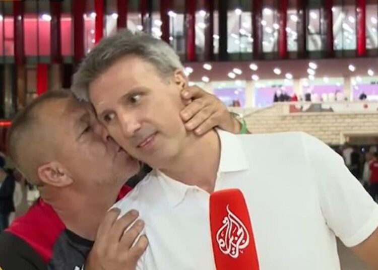 Puthja që nuk pritej! Tifozi shqiptar befason gazetarin serb në transmetim live