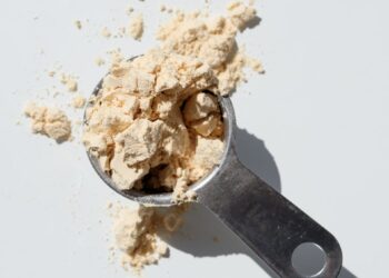 Pluhuri i proteinave: E ndihmon apo e rrezikon shëndetin?