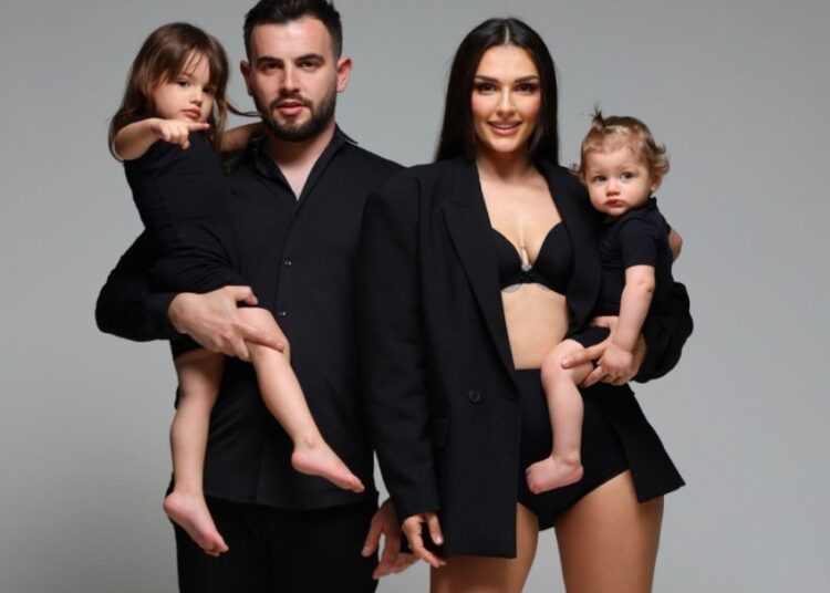 Eliona Pitarka bëhet nënë për herë të tretë, por gjininë e bebes ende s’na e ka treguar!