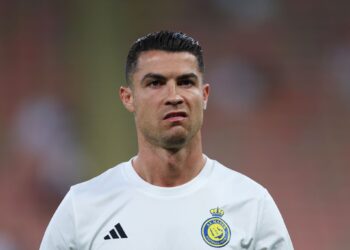Arsyeja e pazakontë pse Cristiano Ronaldo i lyen thonjtë e këmbëve me ngjyrë të zezë!