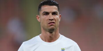Arsyeja e pazakontë pse Cristiano Ronaldo i lyen thonjtë e këmbëve me ngjyrë të zezë!