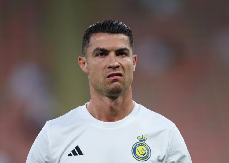 Arsyeja e pazakontë pse Cristiano Ronaldo i lyen thonjtë e këmbëve me ngjyrë të zezë!