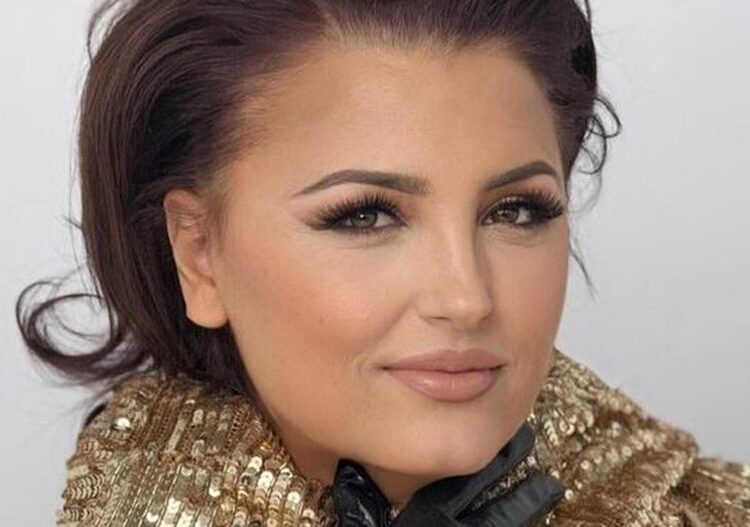 “Nuk mund të hesht më”, Parashqevi Simaku në një rrëfim të ndjerë: Nuk jam ajo që po përpiqen të paraqesin