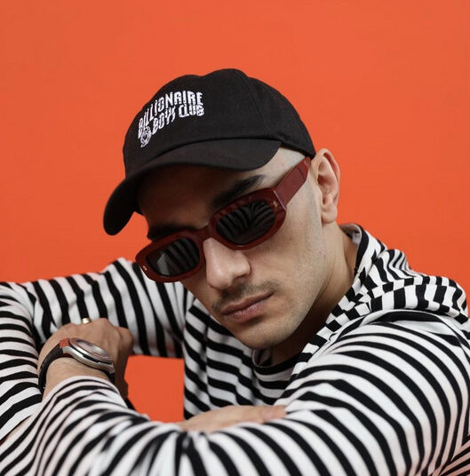 Pas ndarjes me Fjollën, Buta kapet “mat” me vajzën misterioze!