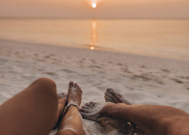 Pushimet në çift: Provë e dashurisë apo rrezik për ndarje? Këshillat që duhet t’i dish