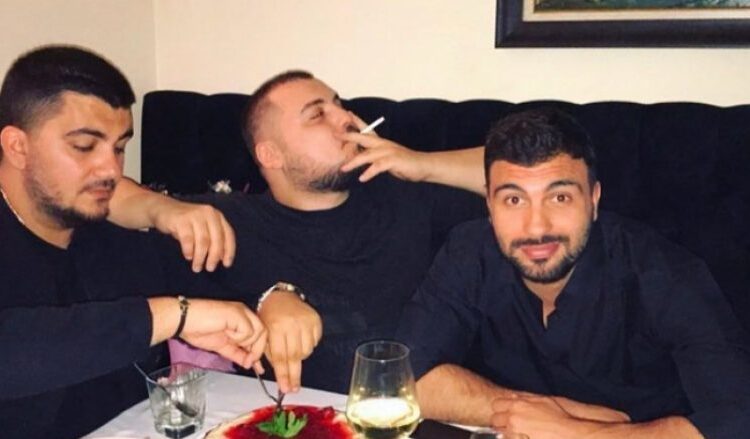 Si lindi “Kcejna mbi tavolina”? Një natë e çmendur që u kthye në hit veror