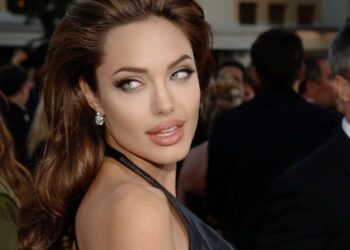 10 gjërat që një femër s’duhet t’i tregojë kurrë (nëse do të mbetet misterioze)