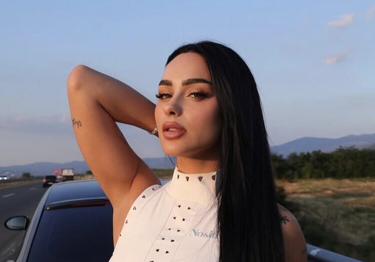 Tha se është single por Egli “kapet mat” me një djalë misterioz në jug?!