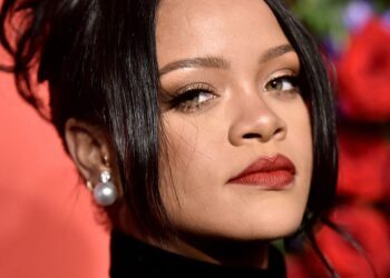 Look-u i Rihannës shtatzënë kthehet në shaka virale dhe memet nuk kanë të ndalur!