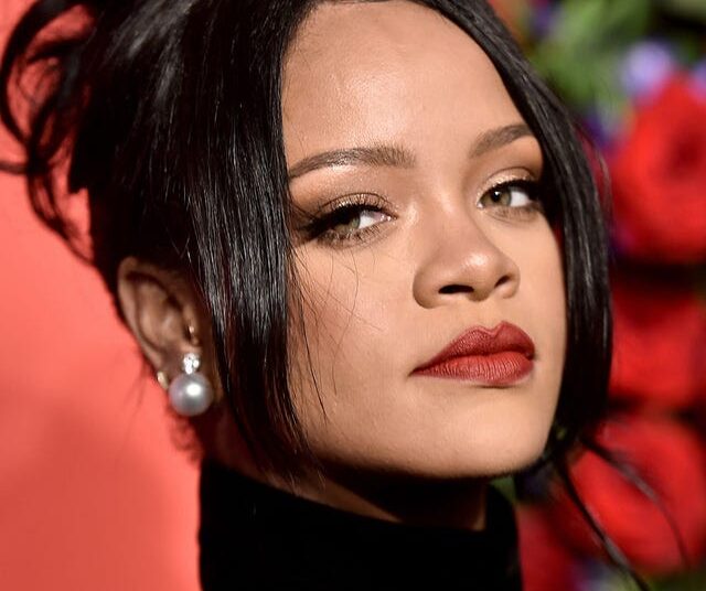 Look-u i Rihannës shtatzënë kthehet në shaka virale dhe memet nuk kanë të ndalur!