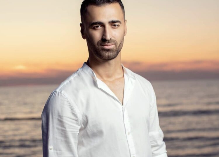 “Bëj gati divorcin!” /Erik Lloshi rrëfen historinë që mund t’i kishte kushtuar martesën