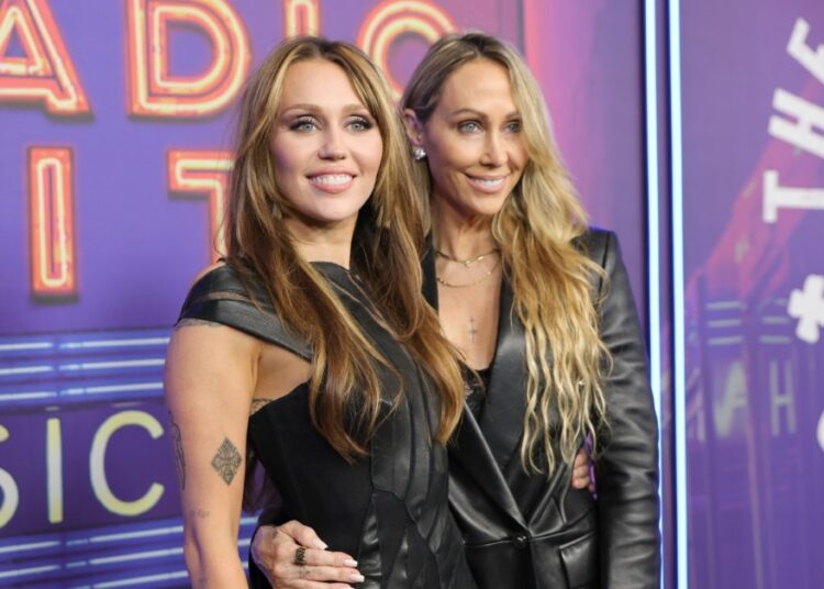 Habit Miley Cyrus: “Mami më këshillonte të rrija me djemtë e gabuar”