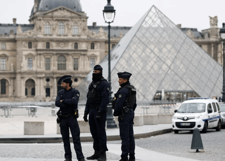 7 minuta kaos në Luvër: Si ndodhi grabitja që la Francën pa frymë