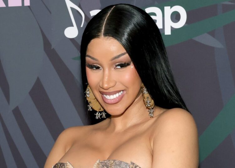 Tre muaj pa larë flokët?! Cardi B shokon ndjekësit gjatë videos live!