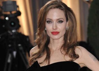 Angelina Jolie thyen heshtjen pas më shumë se 10 vitesh për mastektominë