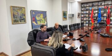 Arilena Ara dhe Salsano Rapi “blindohen” larg syve kureshtarë për provat e skenarit të Fest 64 në RTSH!