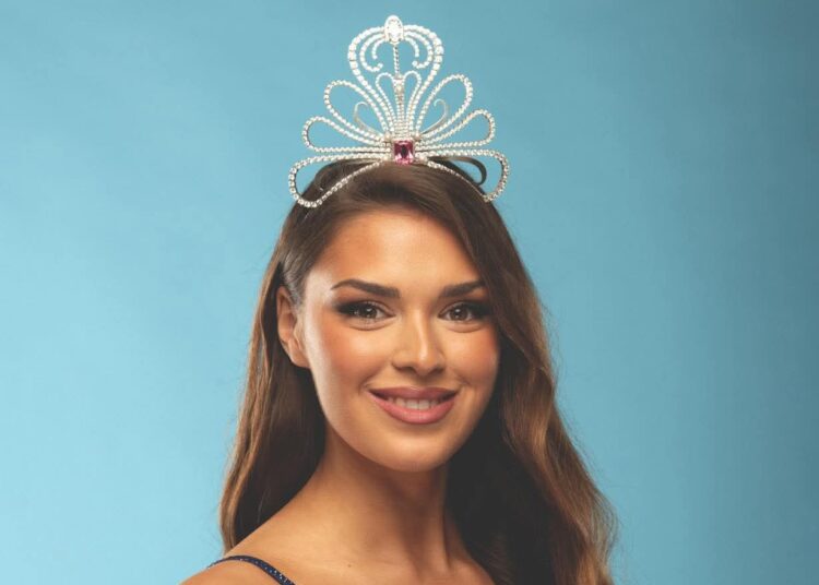 Shqiptarja që u shpall Miss Finlanda humbet kurorën, shkak fotoja skandaloze në Snapchat