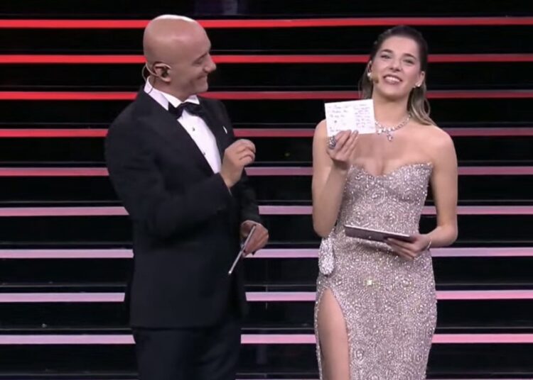 Momenti më i ëmbël i mbrëmjes në Fest 64: Arilena Ara lexon kartolinën prekëse nga vajza e Salsano Rapit