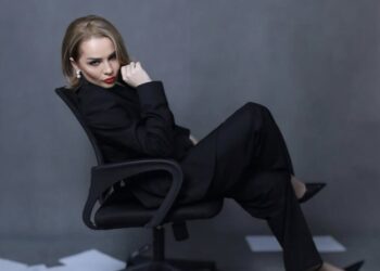 Orari kur tradhtohet më shpesh? Detektivja zbulon sinjalet që shumë partnerë i fshehin