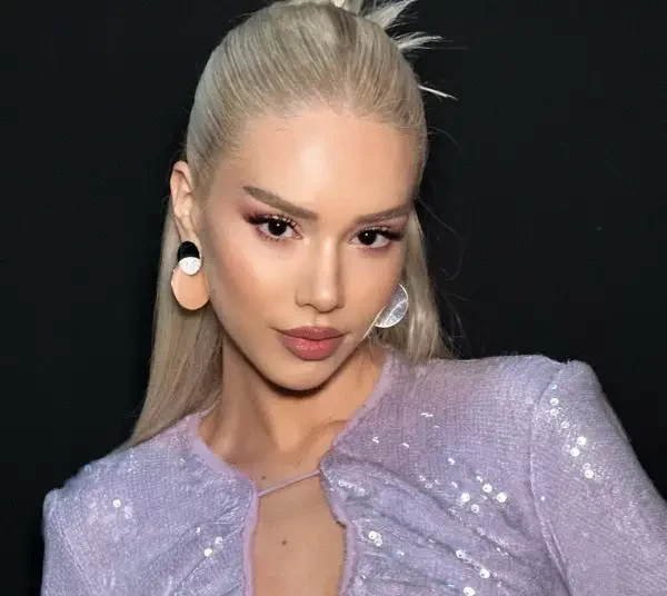 Prit pak, Fjoralba Ponari qënka bërë brune (dhe duket po aq e bukur)?!