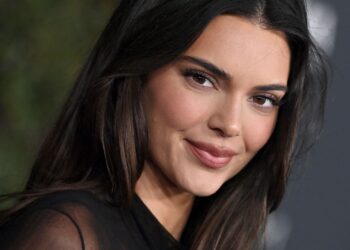 Kendall Jenner mohon operacionet plastike por fansat e nxjerrin bllof publikisht!