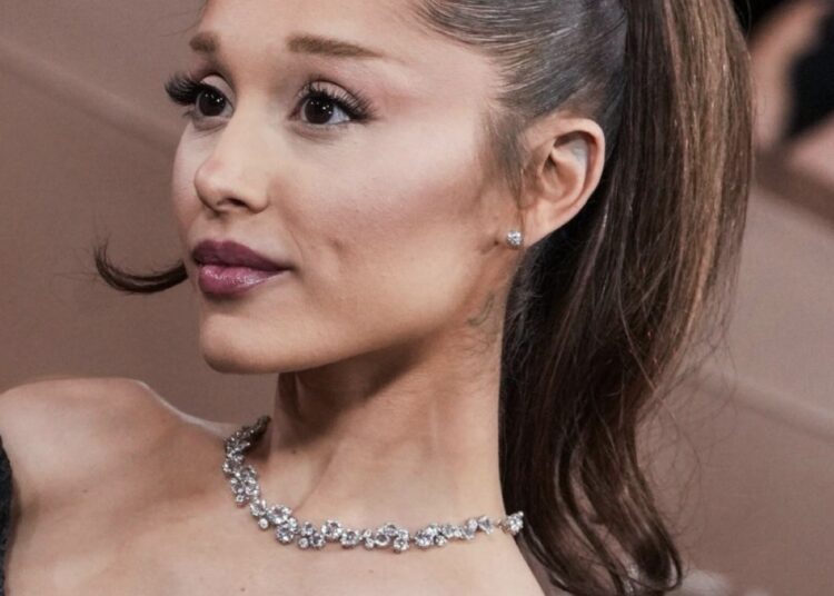 Çfarë ndodhi me dorën e Ariana Grande-s?! Fotoja që po bën xhiron e rrjetit