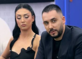 U shfaq duke puthur banoren e re, Stelina i del kundër Kejsit me akuza të forta