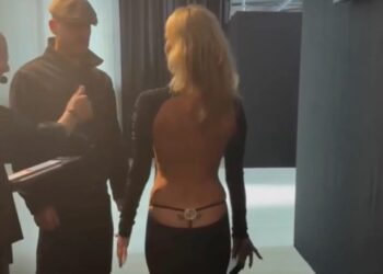 Kate Moss rikthen skandalin që bëri histori 30 vjet më parë me tanga, në sfilatën e Gucci-t!