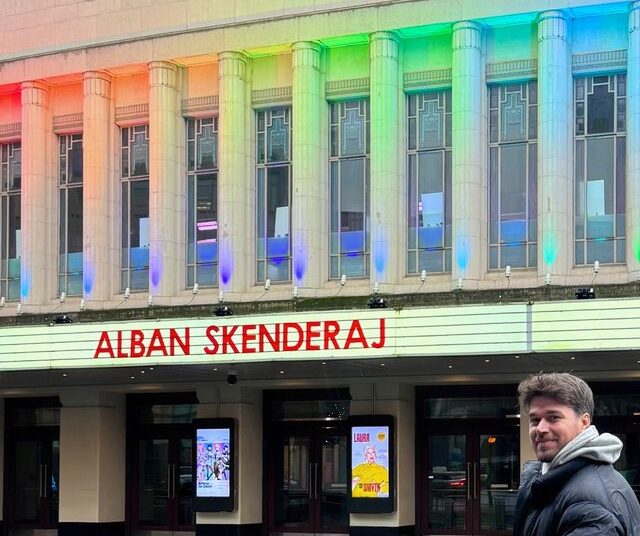 Alban Skënderaj shkruan histori në Londër, i pari shqiptar në skenën legjendare!