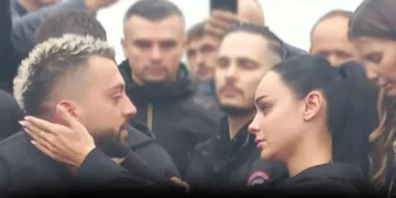 Fotoja me Gjestin gjatë funeralit të vëllait të tij, Egli: Atë ditë vdiq dhe njerëzimi…