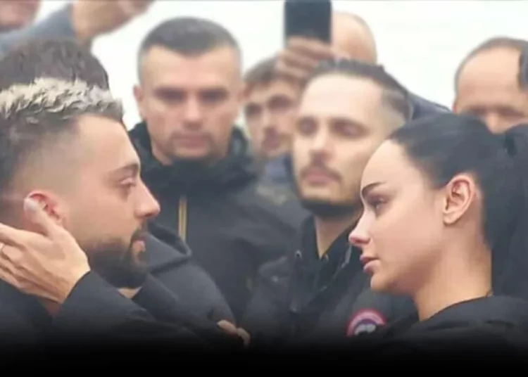 Fotoja me Gjestin gjatë funeralit të vëllait të tij, Egli: Atë ditë vdiq dhe njerëzimi…