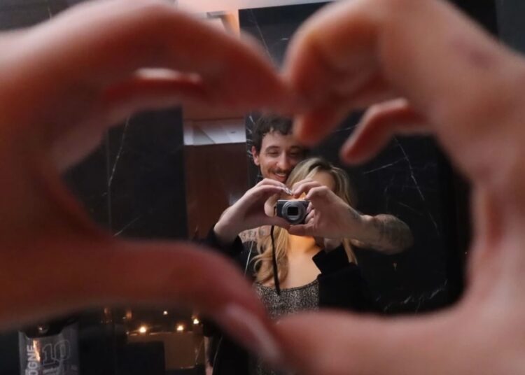 Getinjo në një lidhje të re? Një përqafim (s)na bëri lëmsh!